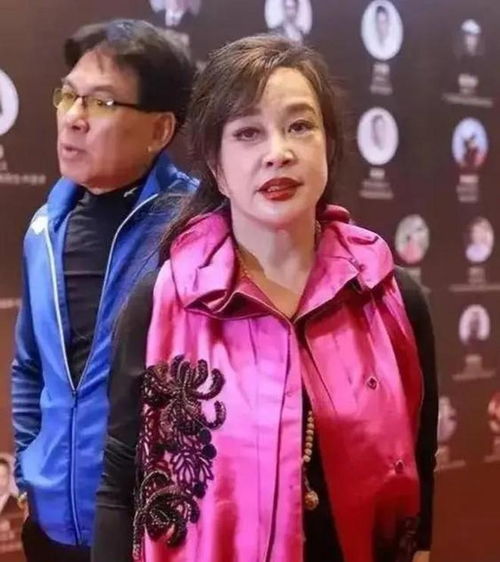 刘晓庆75岁再演少女 上肢力量发达的动态图