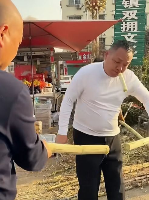 于东来宣布退休后现身老家街头 边吃边叫卖甘蔗