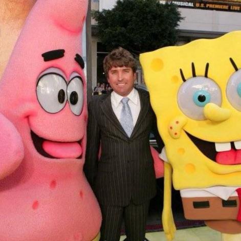 网传霍金和比基尼女子合影 家人回应：护理人员