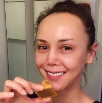 53岁女星因"隆胸"毁容！填充物破裂并渗漏