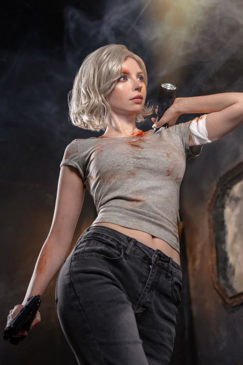 顶不住！《生化危机4》艾什莉"脸模""体模"女仆装同框