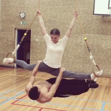 巴西男子被两条狗狂咬 手机突然爆炸救了他一命