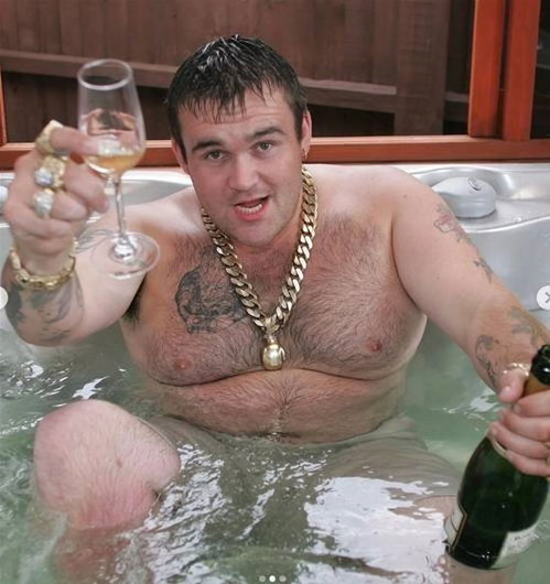 19岁英国少年中奖千万英镑彩票 10年后破产成垃圾工