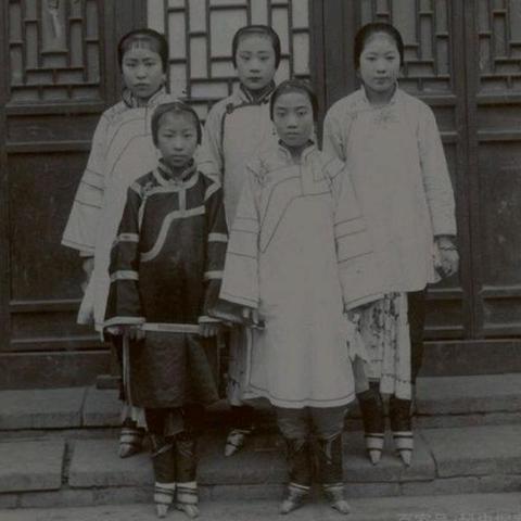 53岁女星因"隆胸"毁容！填充物破裂并渗漏