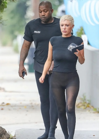 侃爷老婆比安卡新街拍 哪儿来的粉发超短裤辣妹？