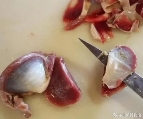 杀鸭从鸭肚中剖出黄金？主人：河道曾采金 鸭子误食