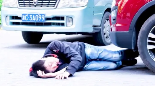 男子1个月骑车碰瓷15起：专挑女司机或豪华车下手