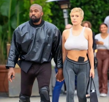 侃爷老婆比安卡新街拍 哪儿来的粉发超短裤辣妹？