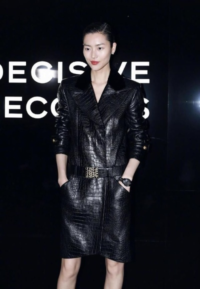 38岁刘雯的状态 大背头配烟熏妆演绎教科书级台步