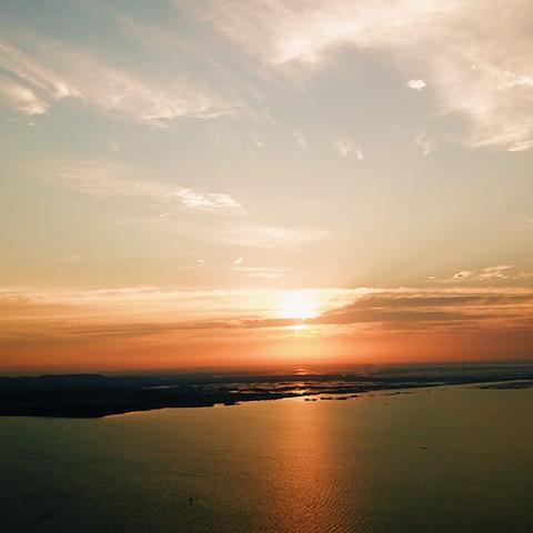 西湖停车30元一小时被吐槽 当地导游：这价都10年了