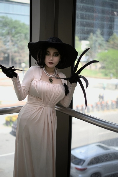 国外美女COS《生化》八尺夫人:丰满大雷真怕被扎破了