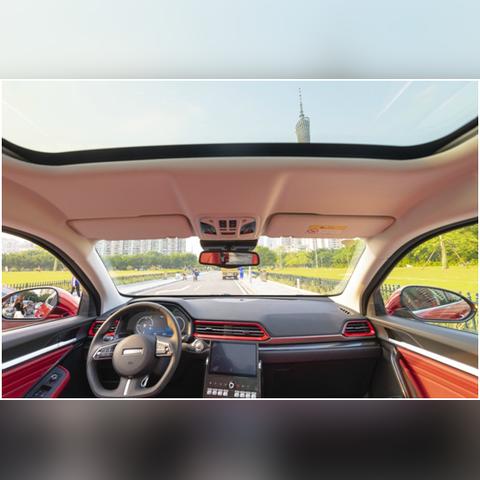 美国流行歌手晒火辣照 清凉造型引热议