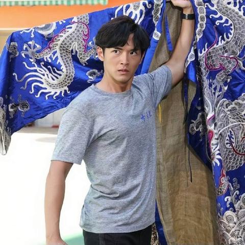 千万粉博主"桃黑黑"秒下播登热搜:高强度连播燃尽了