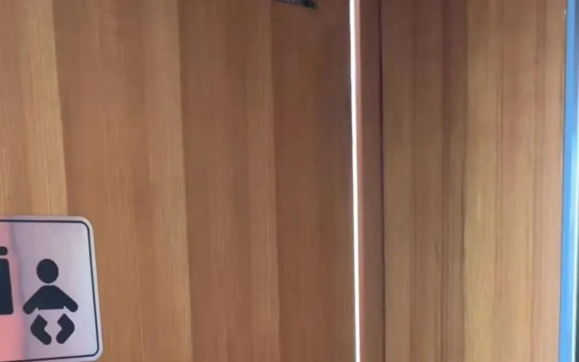 保洁员用高铁站母婴室水池洗脚 物业公司称已辞退