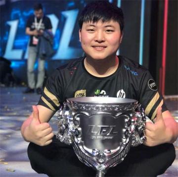 Uzi爆料即将举办Uzi杯！奖金100万:自己捧杯最好了