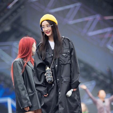 美翻了!杨幂ins晒新照：短靴美腿身材无敌