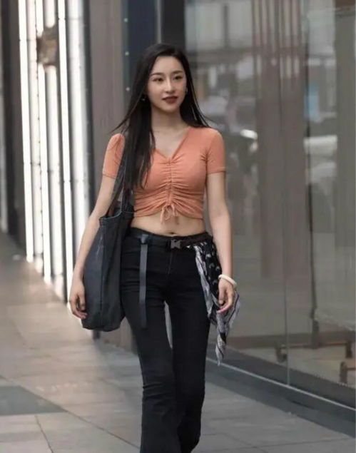 艾莎·冈萨雷斯出门健身 身穿瑜伽裤勾勒完美身材