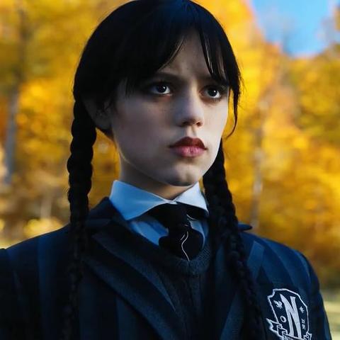 《星期三》女主演珍娜·奥尔特加现身美国演员奖颁奖现场