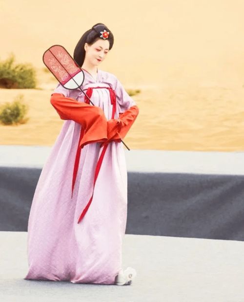 首都机场工作人员穿改良汉服上岗 国风色彩引热议