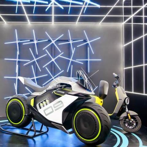 小米机器人给小米汽车安装车标！画面曝光