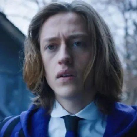 《星期三》女主演珍娜·奥尔特加现身美国演员奖颁奖现场