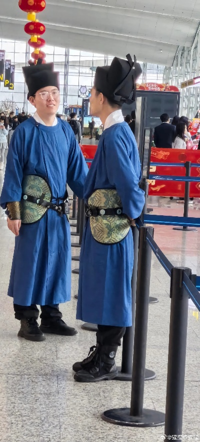 首都机场工作人员穿改良汉服上岗 国风色彩引热议