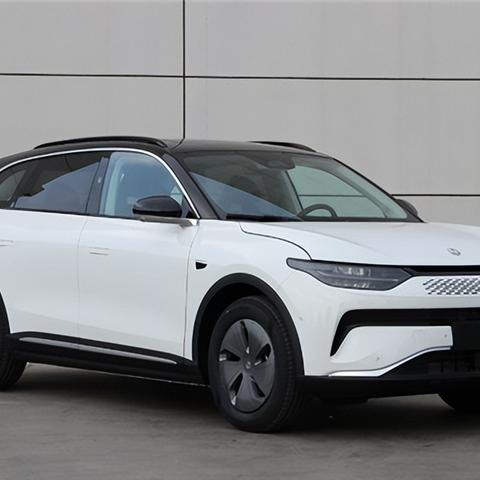 小米机器人给小米汽车安装车标！画面曝光