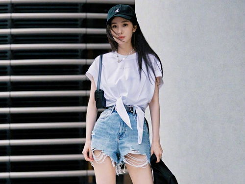 杨超越晒长腿美照 惊人的腿长和比例登热搜