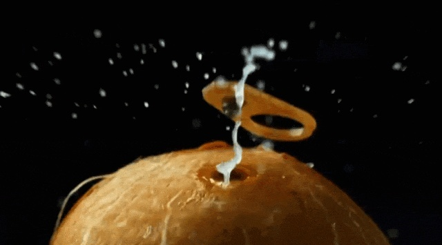 年轻人超爱的椰子水塌房了：违规加糖加水