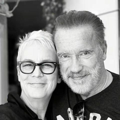 67岁杰米·李·柯蒂斯身穿教女送的蕾丝胸罩 大秀傲人身材