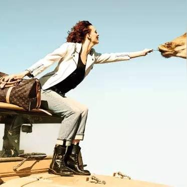 LV羽绒服穿3小时掉色 客服说：不能出汗不能沾水