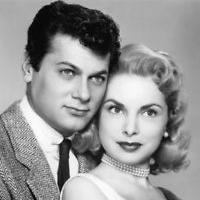 67岁杰米·李·柯蒂斯身穿教女送的蕾丝胸罩 大秀傲人身材