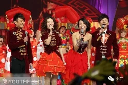 湖南元宵晚会嘉宾出场摔了个大屁墩：主持人火速救场