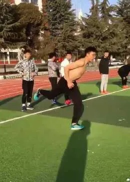 不看脸的是不是假的？体育生挺带劲儿的囧图