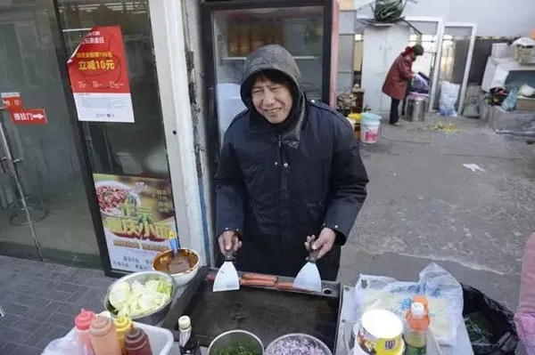 上海一早餐店老板手机被催开门：回河南一个月了