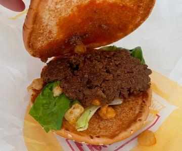 麦当劳新品汉堡“太难吃？” CEO试吃下不去嘴