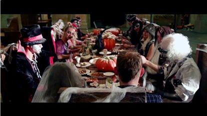 《暗黑新娘！》导演：华纳抗议我尺度太大 不能舔呕吐物