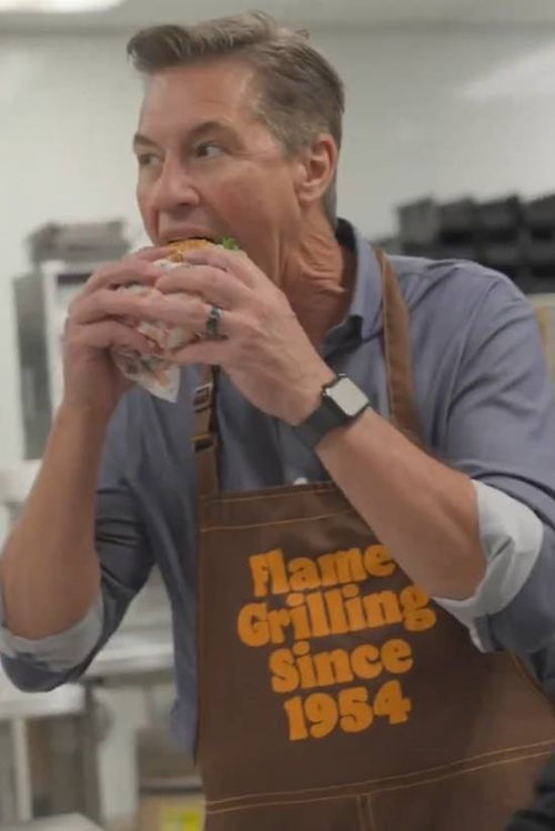 麦当劳CEO不情愿试吃新品后 汉堡王发CEO狠咬皇堡视频借势营销