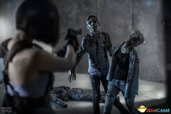 恐怖又美艳！俄妹cos《生化危机：安魂曲》唱歌丧尸