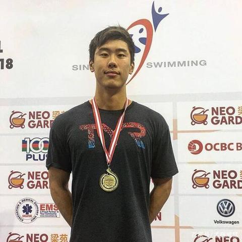 女孩在泰国学仰泳3天晒成酱油色：回国时被海关质疑国籍