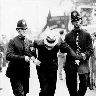 怎么搞定弹簧腿杰克？从恐怖BOSS到竞技角色的全类型实战攻略