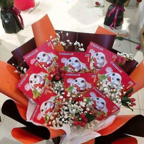 女子收到刮刮乐生日花束中奖80万元 网友：不分男友？