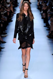 章泽天巴黎时装周看秀 听超模和纪梵希家族媳妇聊天