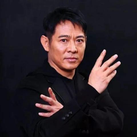 漫改电影《镖人：风起大漠》票房突破12亿：吴京监制袁和平执导 上映17天势头强劲