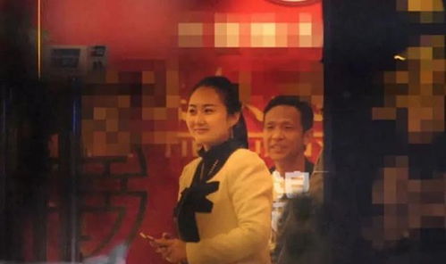 杨笠粉丝见面会人流爆满 绝望保安硬扛全场