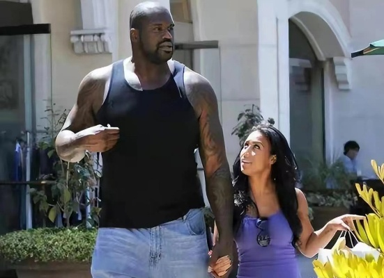 NBA球星奥尼尔与全球最高女模特会面 两人亲热相拥