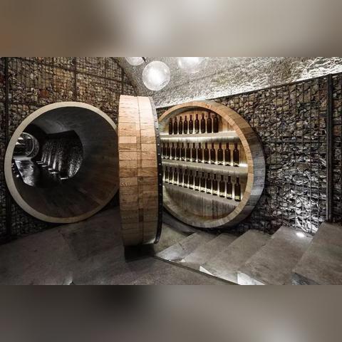 英国一球场塌陷惊现百年酒窖：酒瓶遍地 但一滴都没了