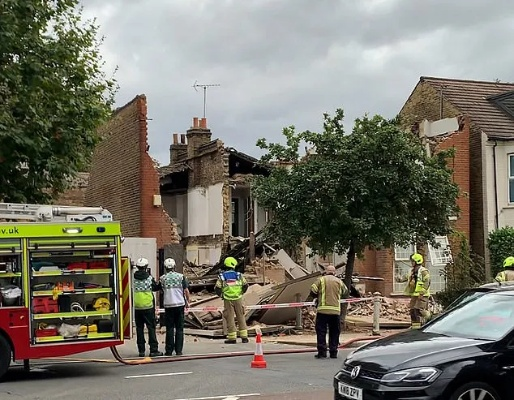 英国一球场塌陷惊现百年酒窖：酒瓶遍地 但一滴都没了