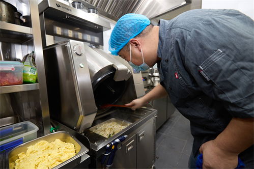 社区食堂引入2台6万元炒菜机器人 油盐配比精准到克