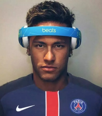 球星内马尔空降抖音直播卖甜水！网友：缺钱了？